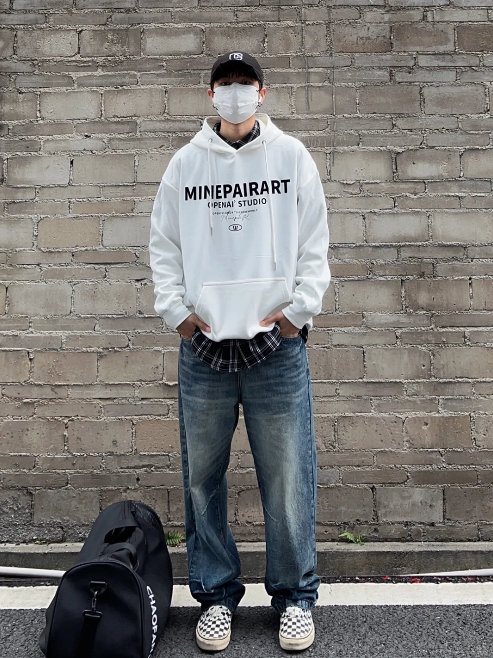 ảnh nam mặc áo hoodie che mặt