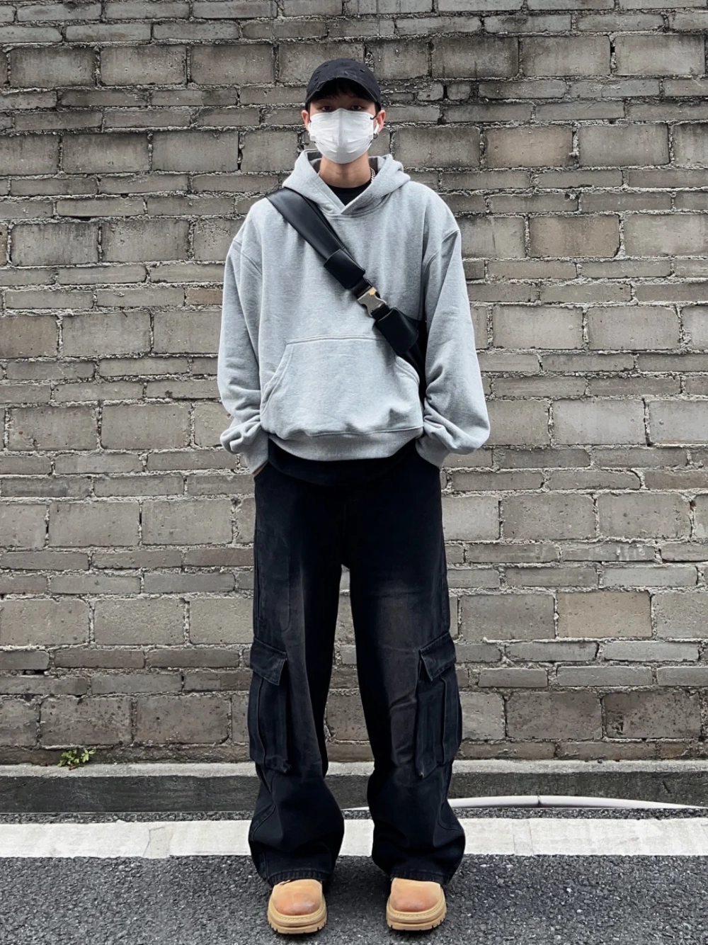 ảnh nam mặc áo hoodie che mặt