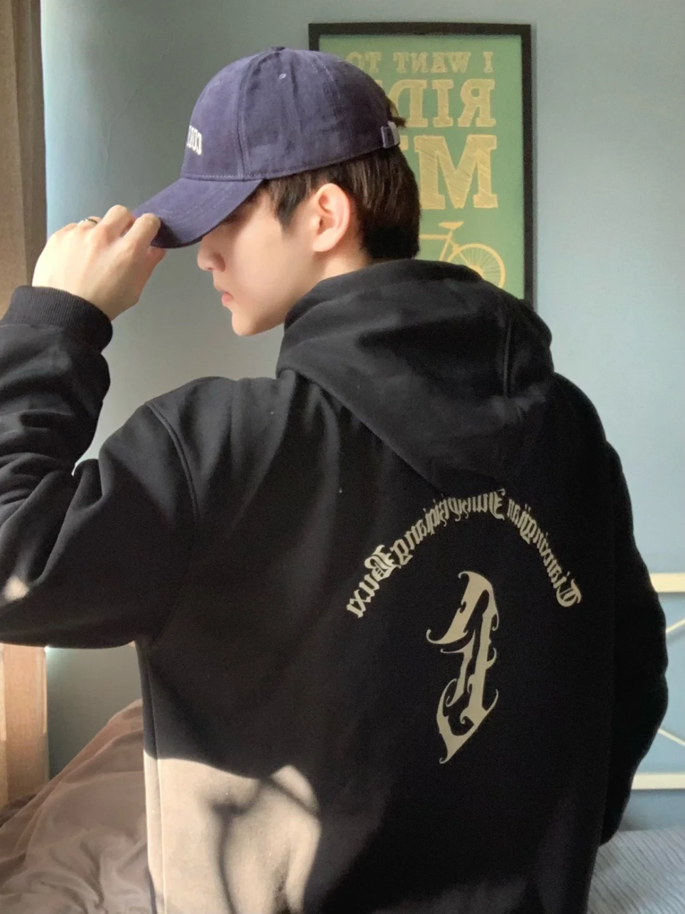 ảnh nam mặc áo hoodie che mặt