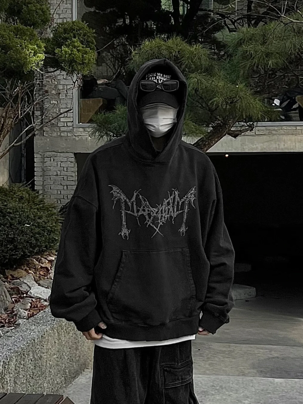 ảnh nam mặc áo hoodie che mặt