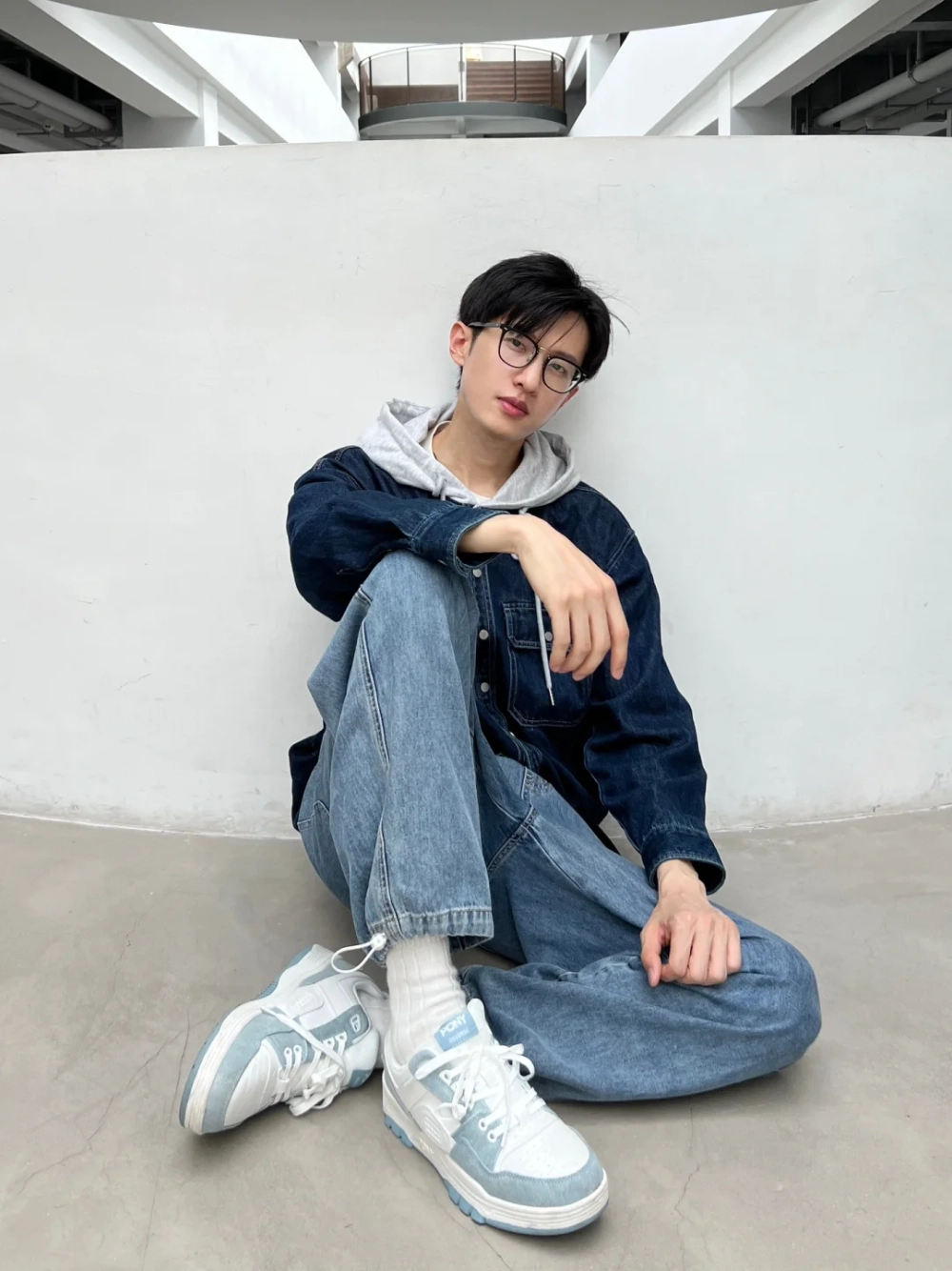 ảnh nam mặc áo hoodie che mặt