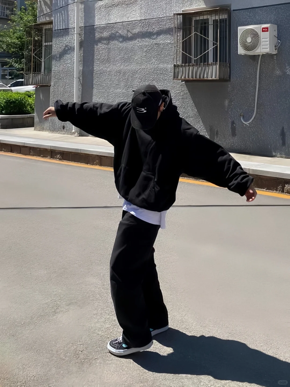 ảnh nam mặc áo hoodie che mặt