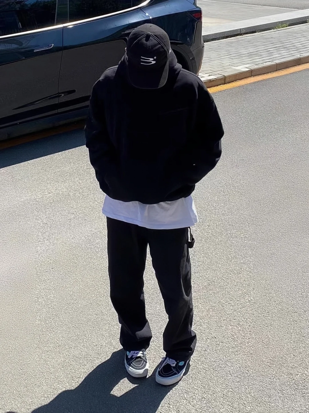 ảnh nam mặc áo hoodie che mặt