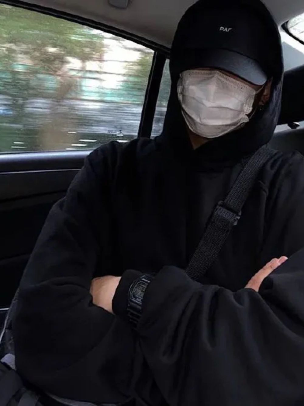 ảnh nam mặc áo hoodie che mặt