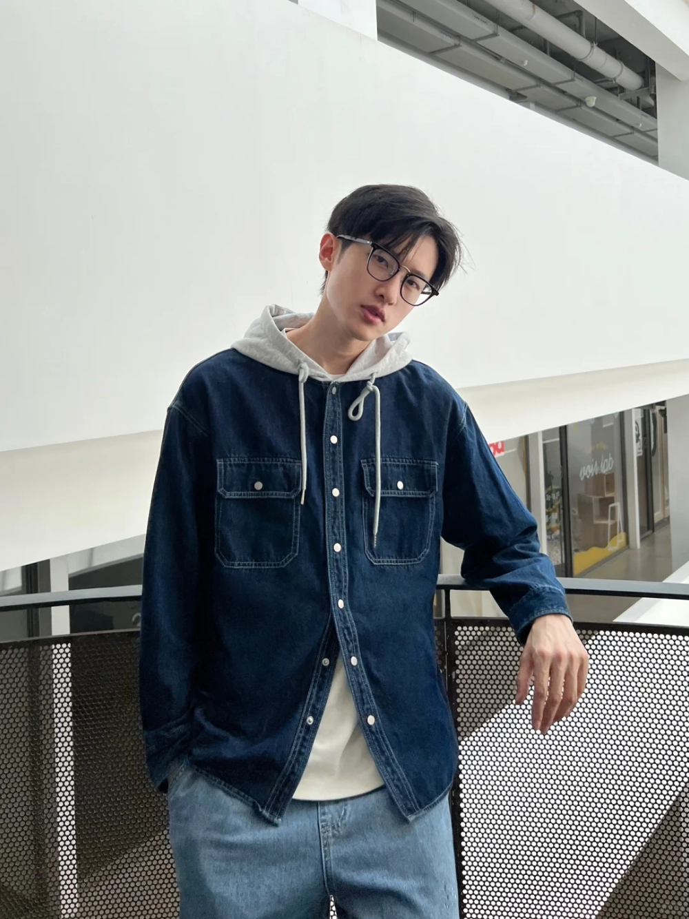 ảnh nam mặc áo hoodie che mặt