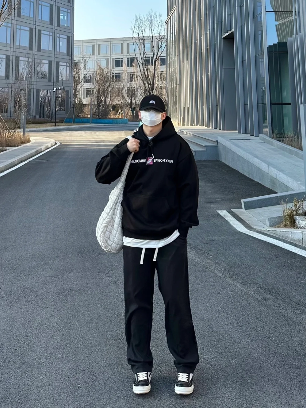 ảnh nam mặc áo hoodie che mặt