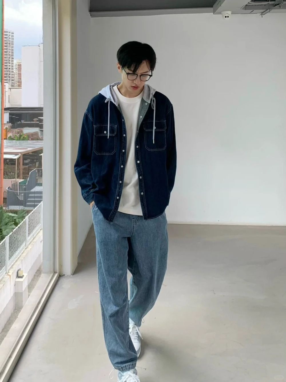 ảnh nam mặc áo hoodie che mặt