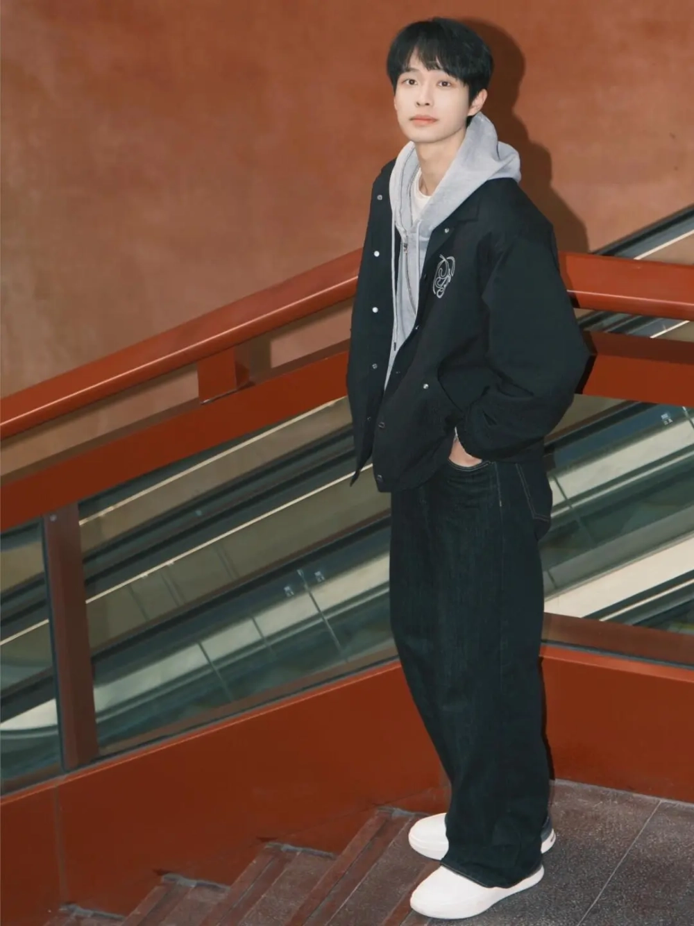 ảnh nam mặc áo hoodie che mặt