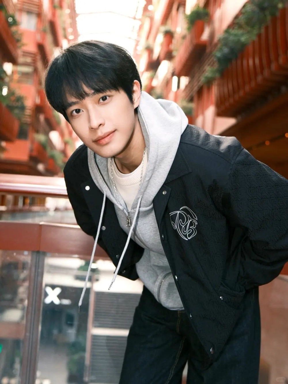 ảnh nam mặc áo hoodie che mặt