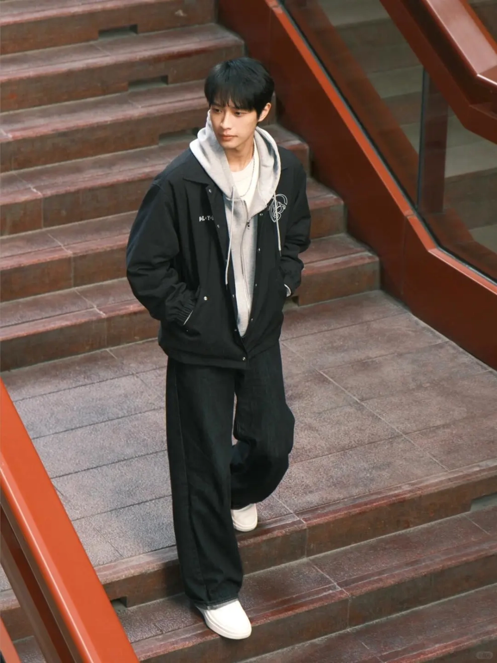 ảnh nam mặc áo hoodie che mặt