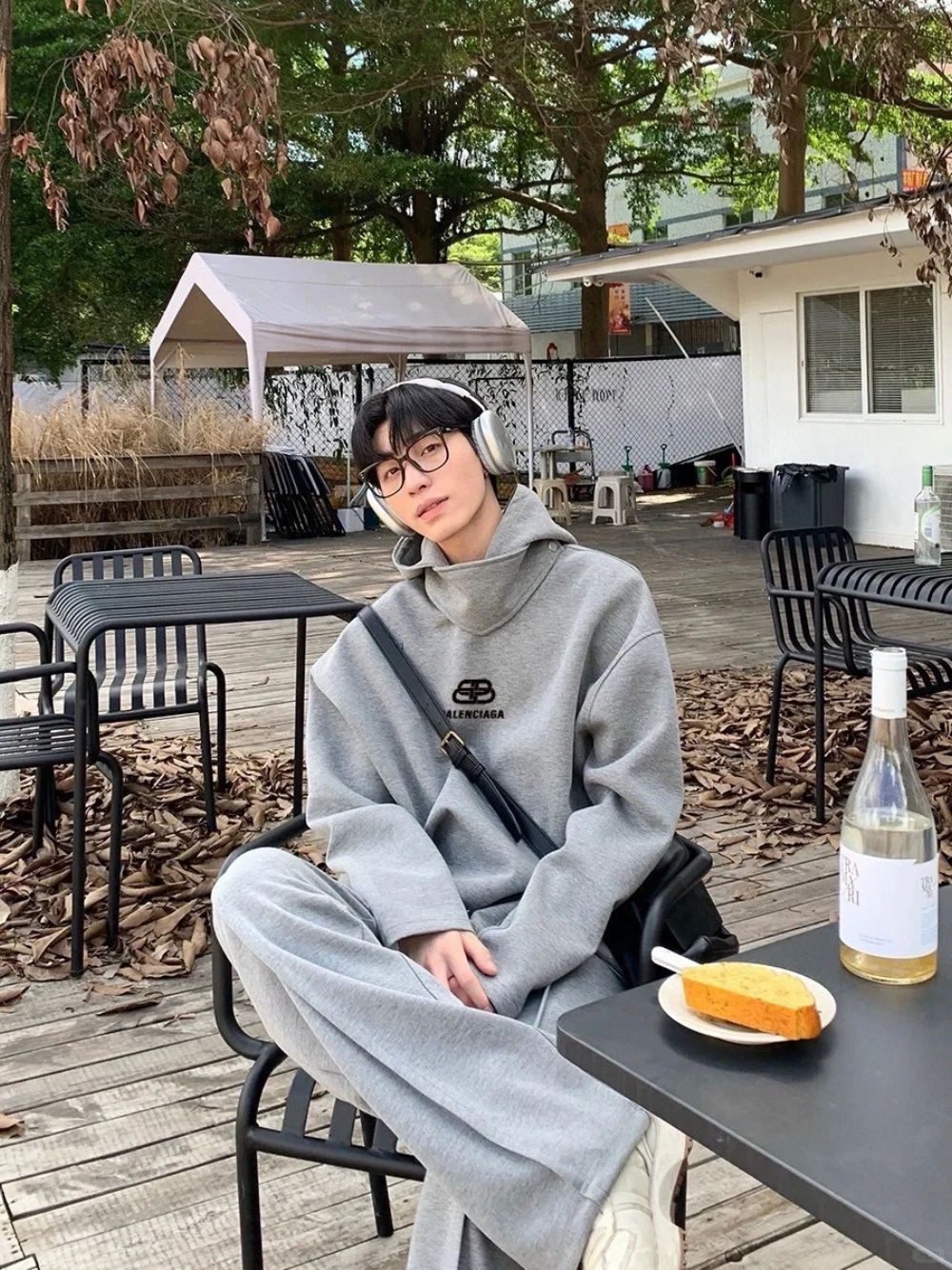 ảnh nam mặc áo hoodie che mặt