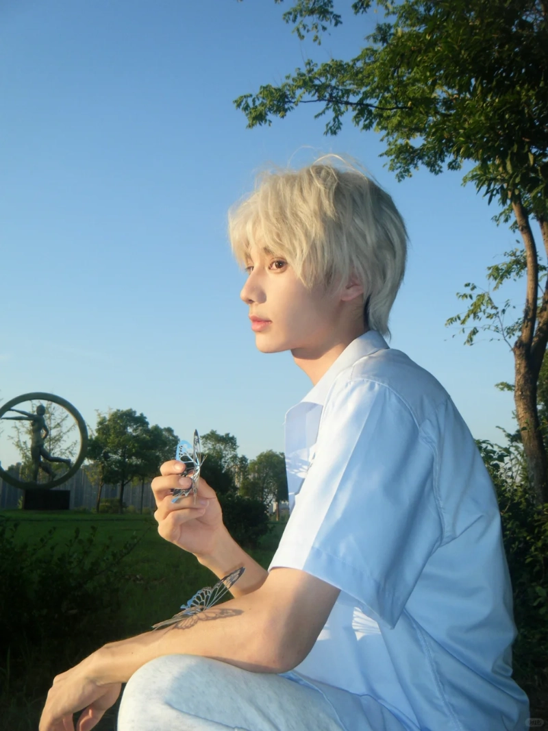 ảnh nam tóc trắng