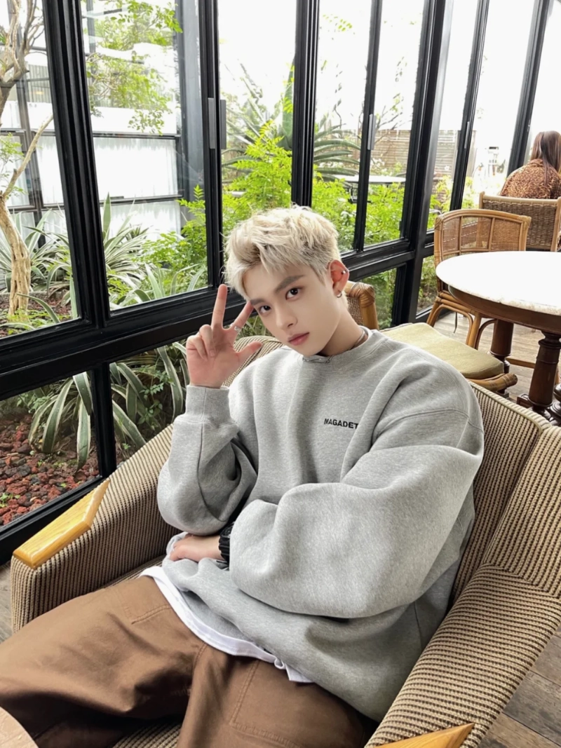 ảnh nam tóc trắng