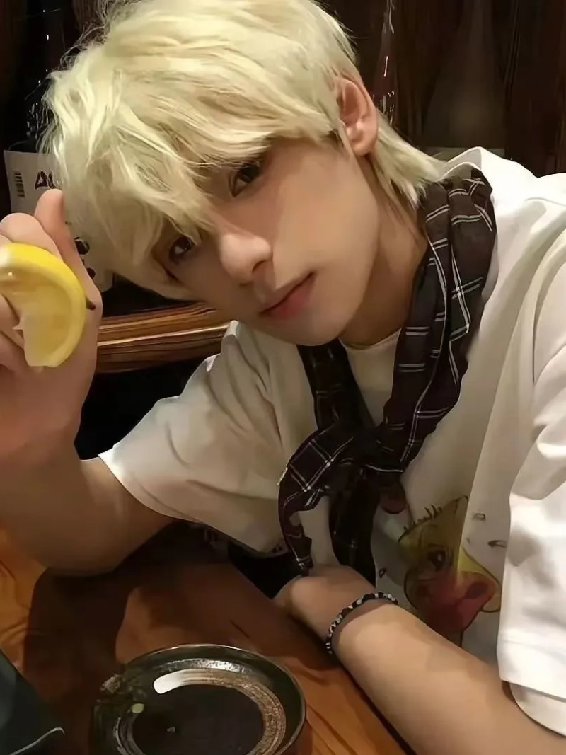 ảnh nam tóc trắng