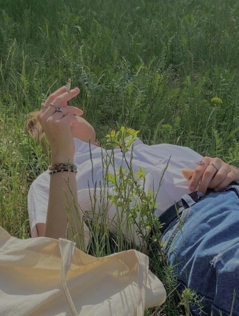 ảnh nằm trên bãi cỏ