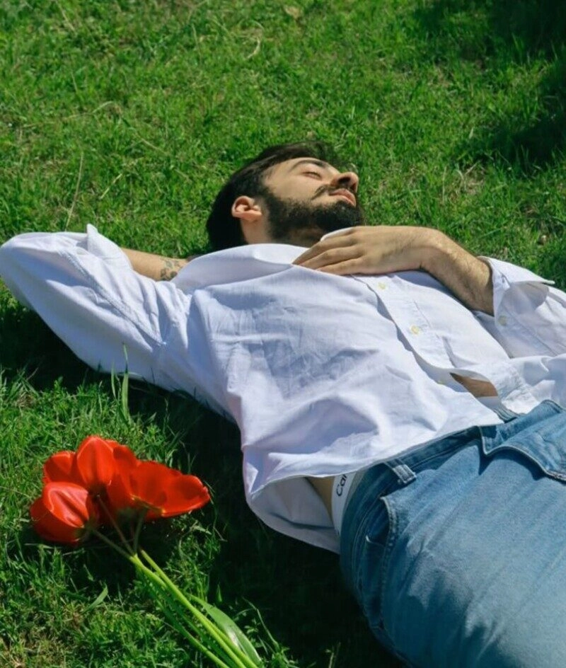 ảnh nằm trên bãi cỏ