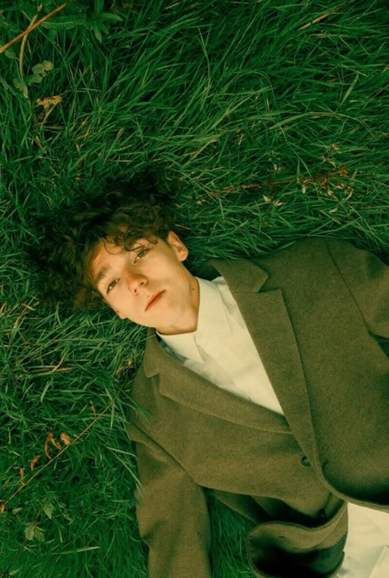 ảnh nằm trên xe