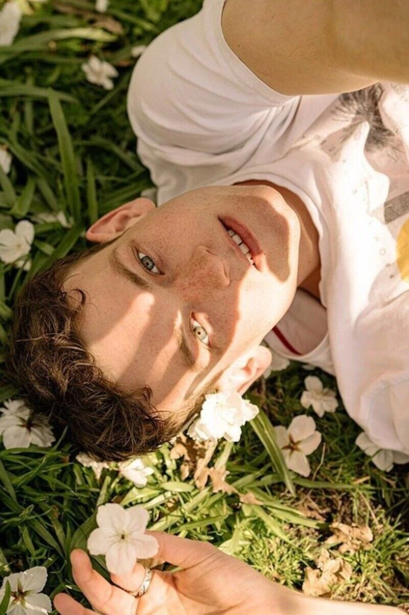 ảnh nằm trên xe