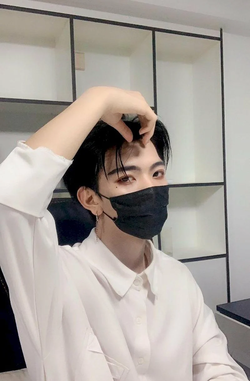 Ảnh trai đẹp 2012 che mặt với góc chụp từ trên cao
