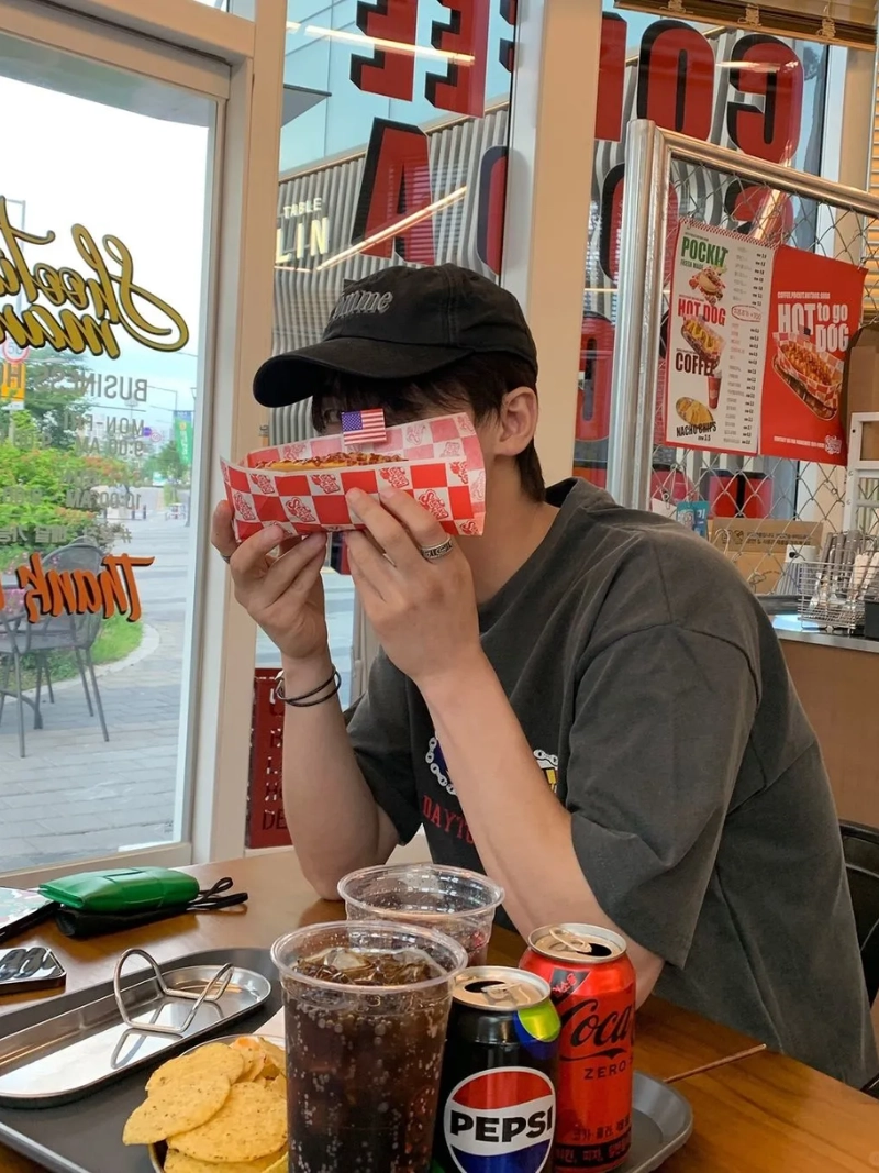 ảnh trai đẹp ôm mèo