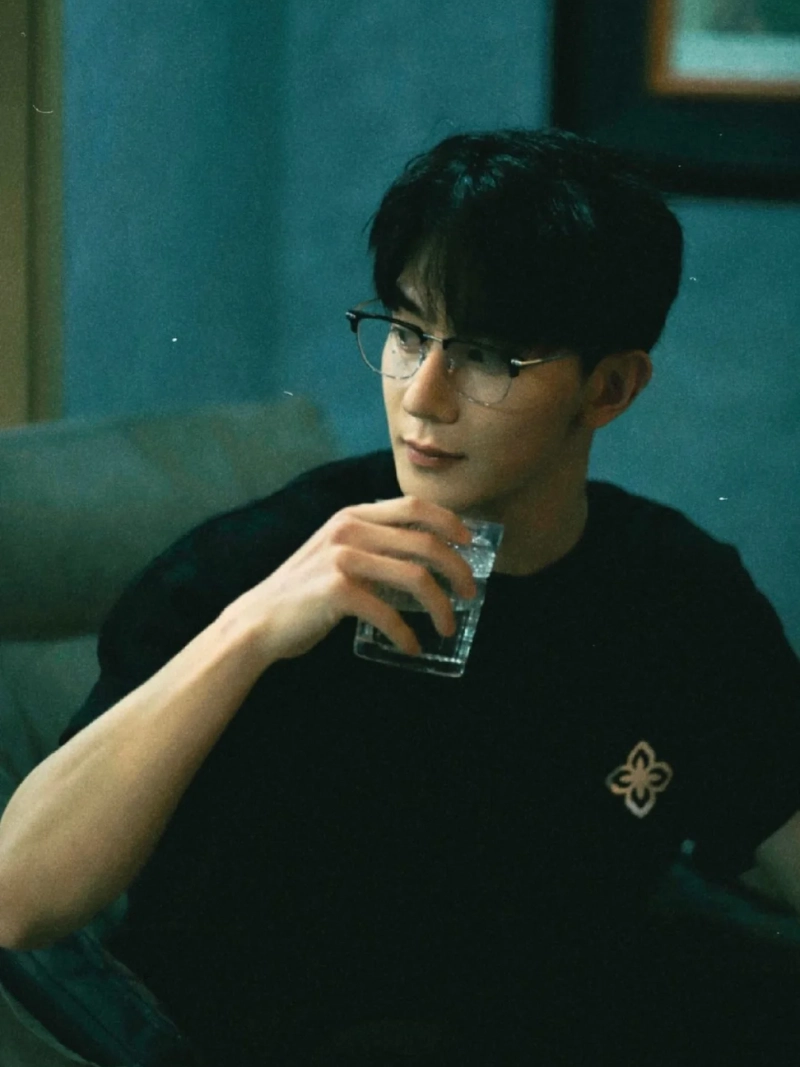 ảnh trai đẹp ôm mèo