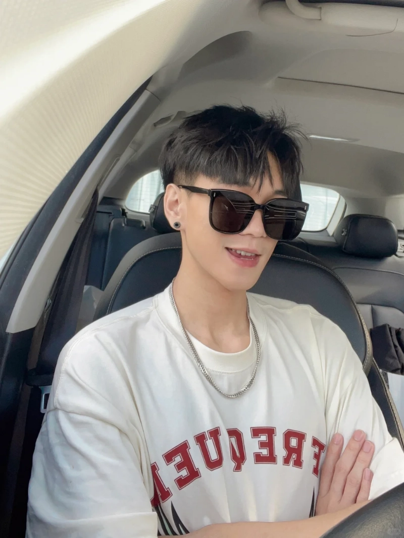 ảnh trai đẹp ôm mèo