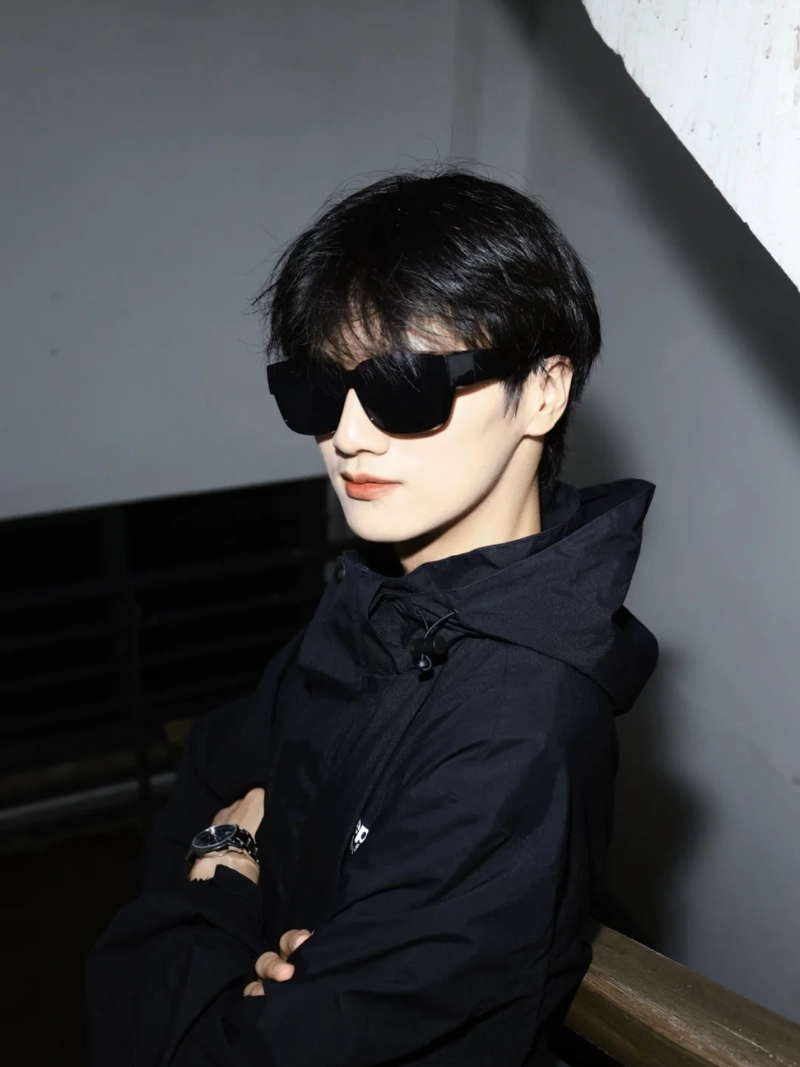 ảnh trai đẹp ôm mèo