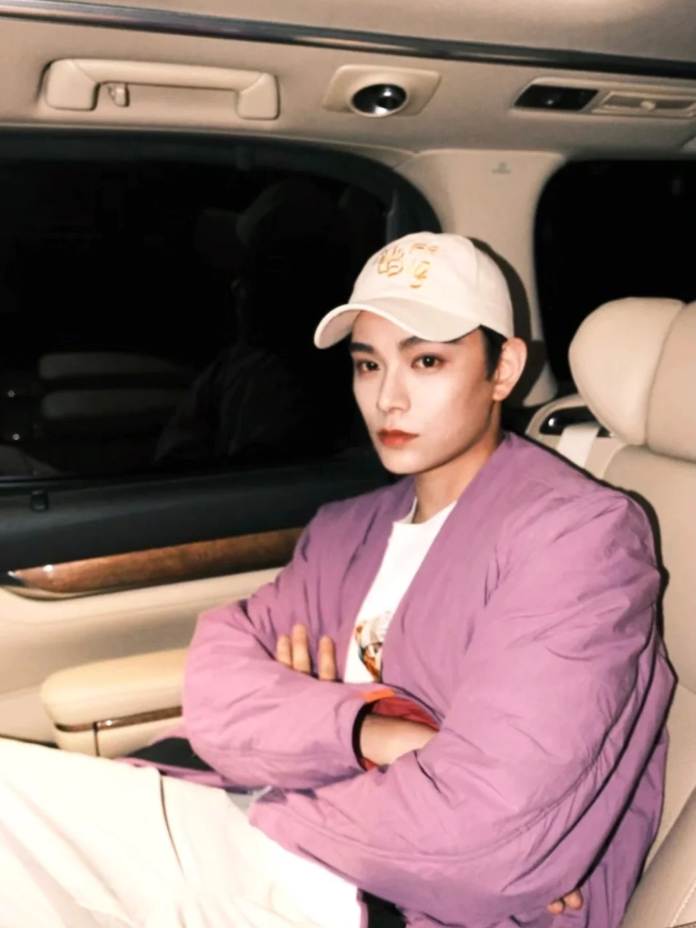 ảnh trai đẹp ngồi trên xe hơi