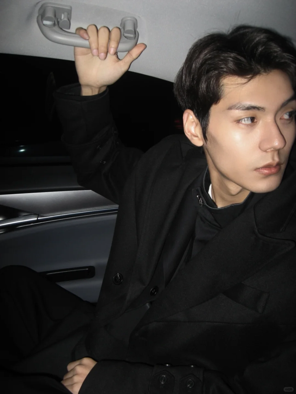 ảnh trai đẹp ngồi trên xe hơi