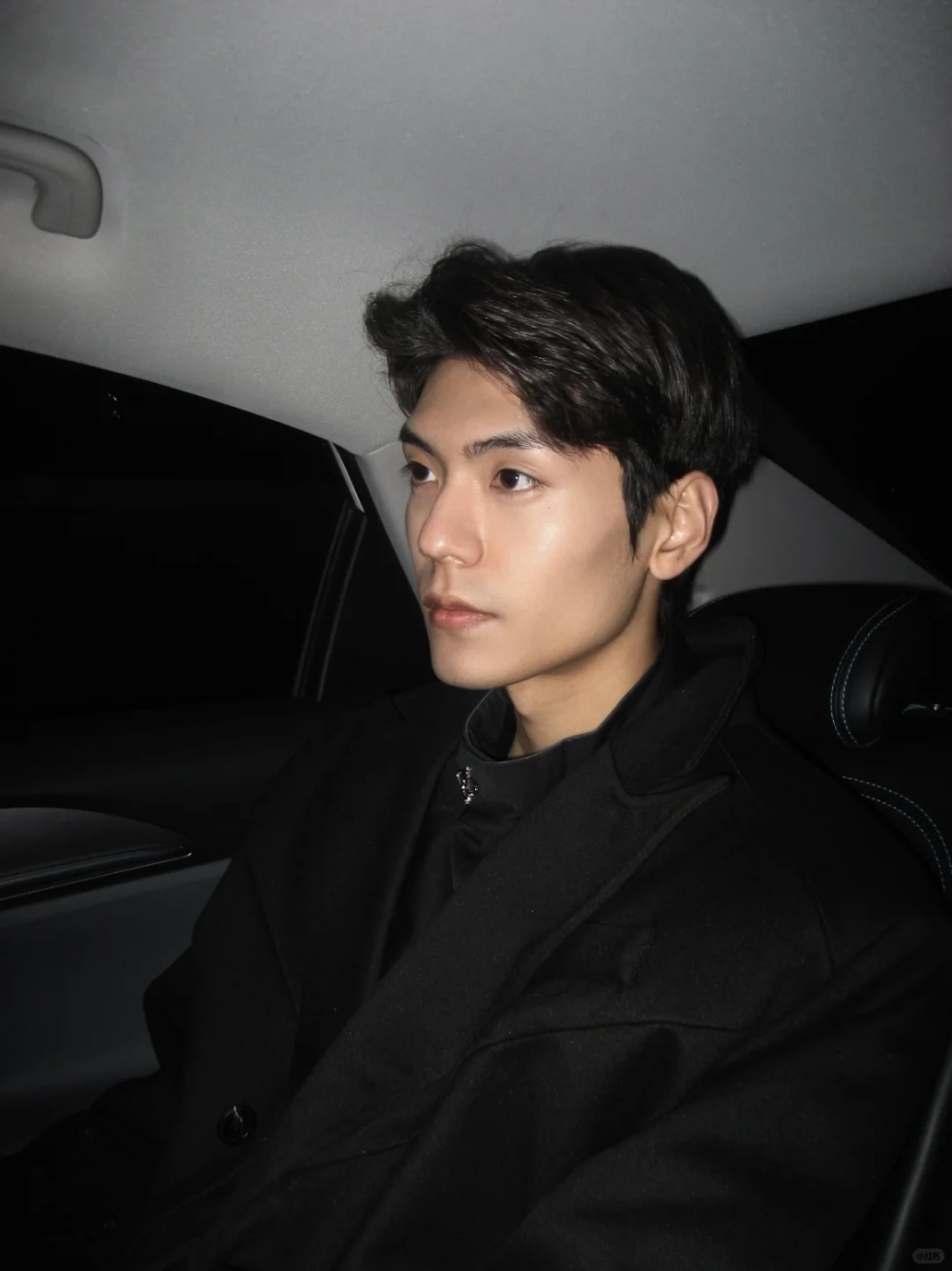 ảnh trai đẹp ngồi trên xe hơi