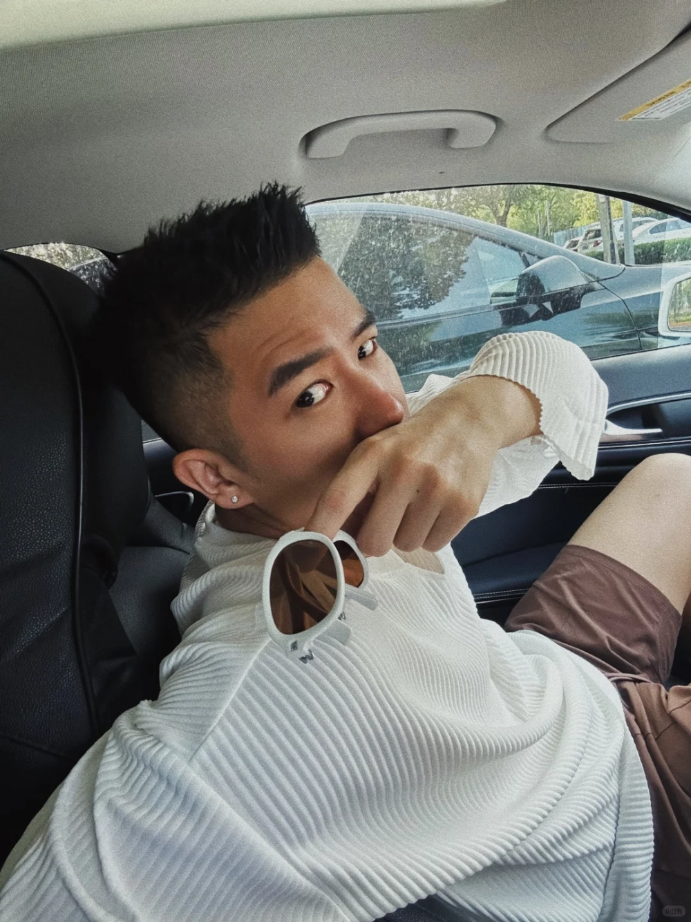 ảnh trai đẹp ngồi trên xe hơi