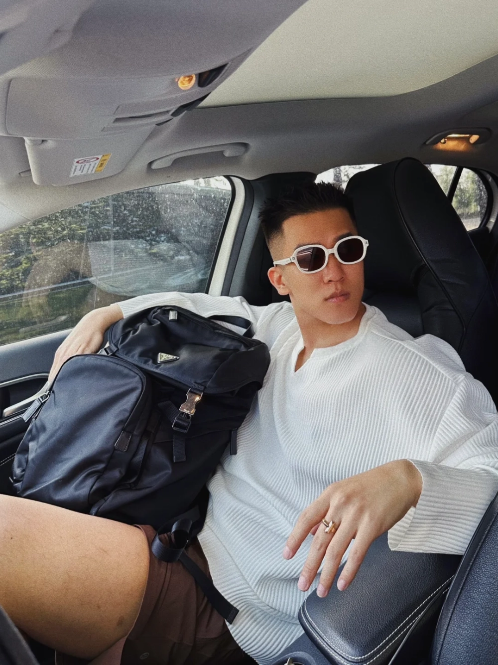 ảnh trai đẹp ngồi trên xe hơi