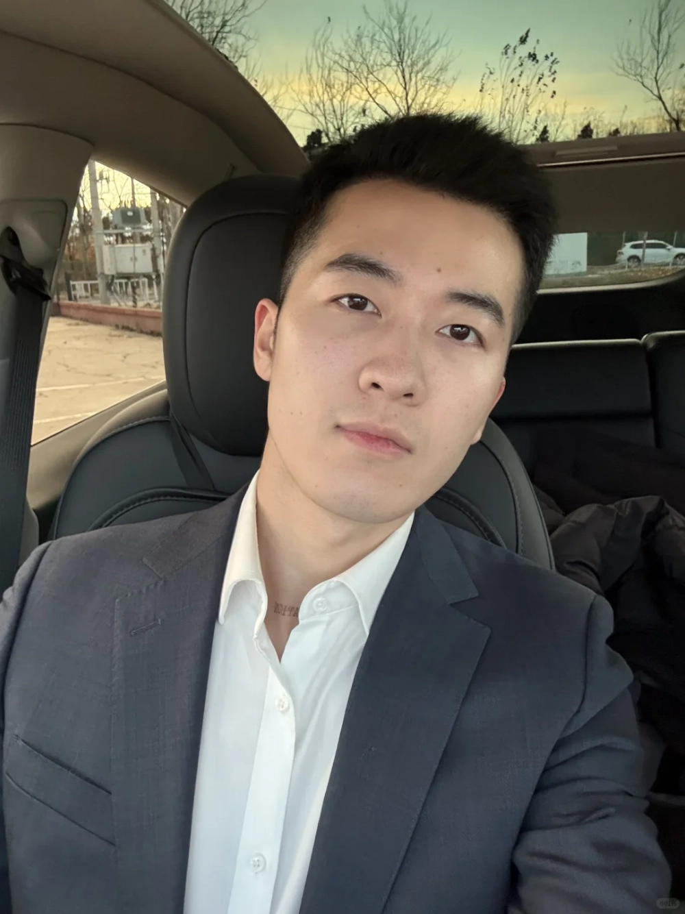 ảnh trai đẹp ngồi trên xe hơi