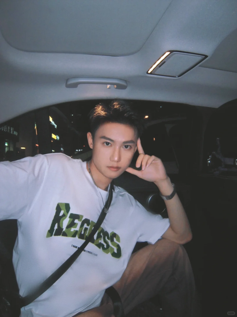 ảnh trai đẹp ngồi trên xe hơi