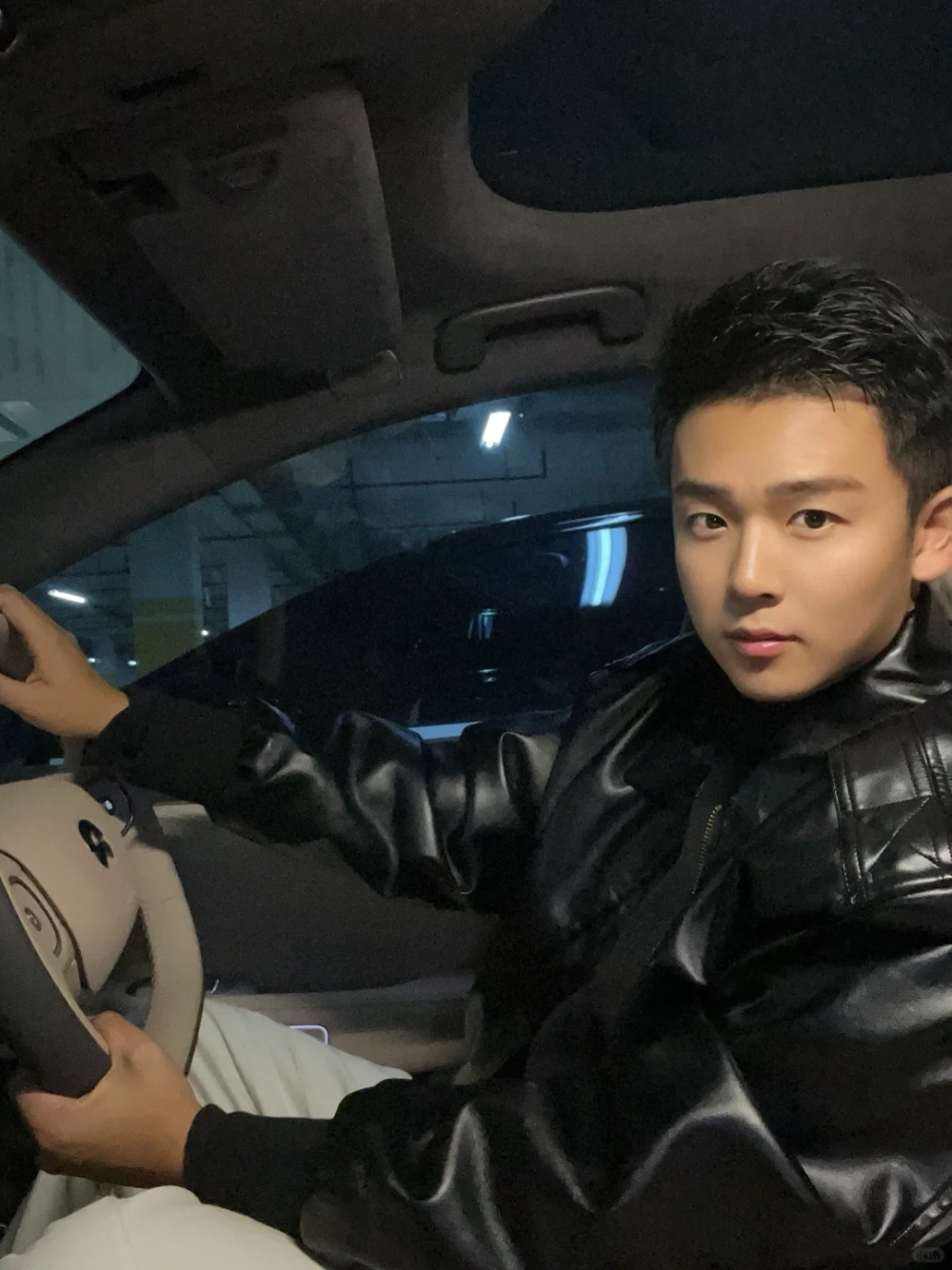 ảnh trai đẹp ngồi trên xe hơi