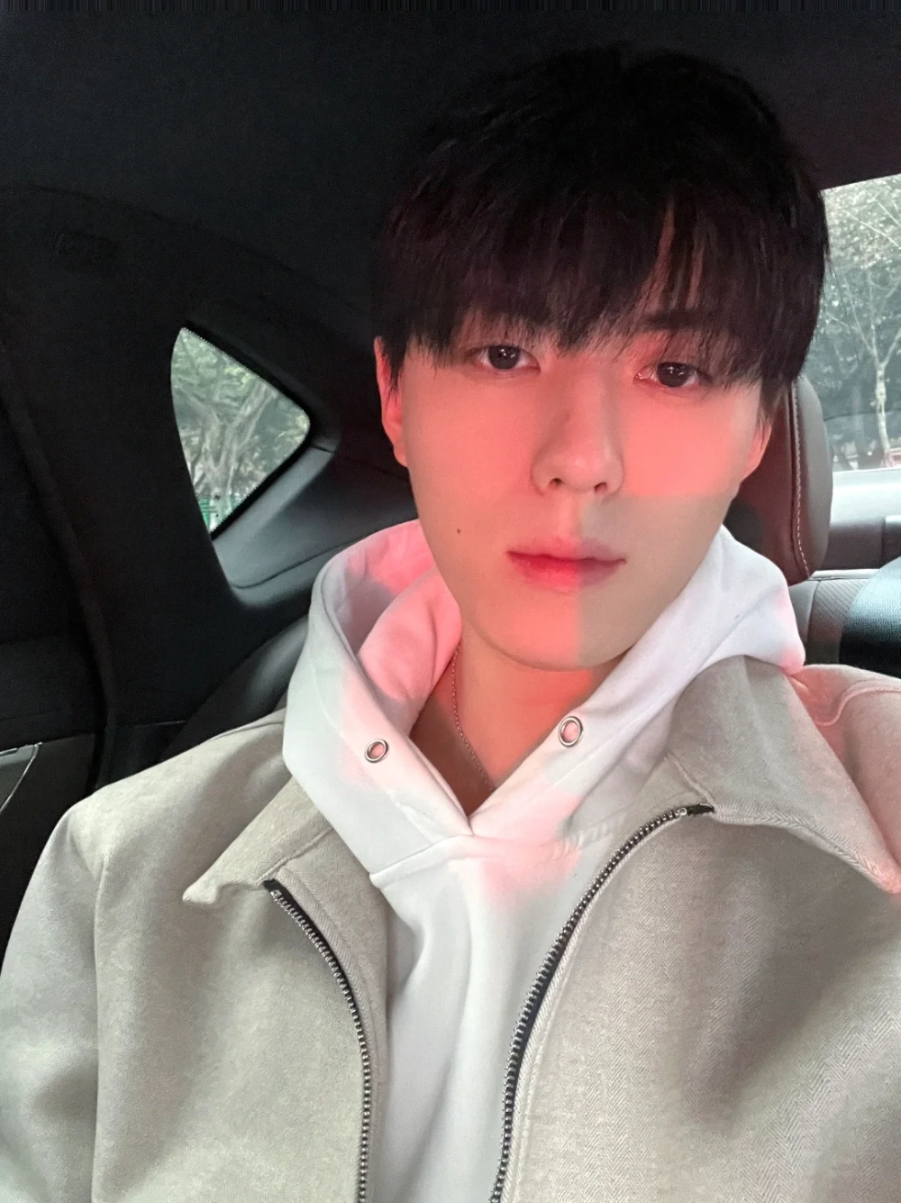 ảnh trai đẹp ngồi trên xe hơi