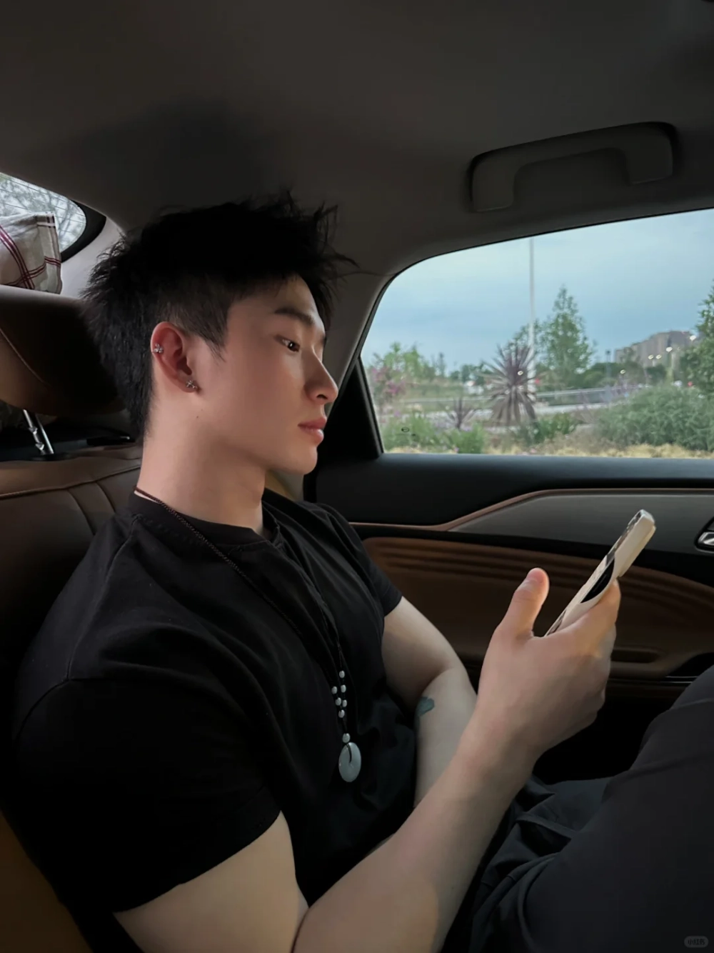 ảnh trai đẹp ngồi trên xe hơi