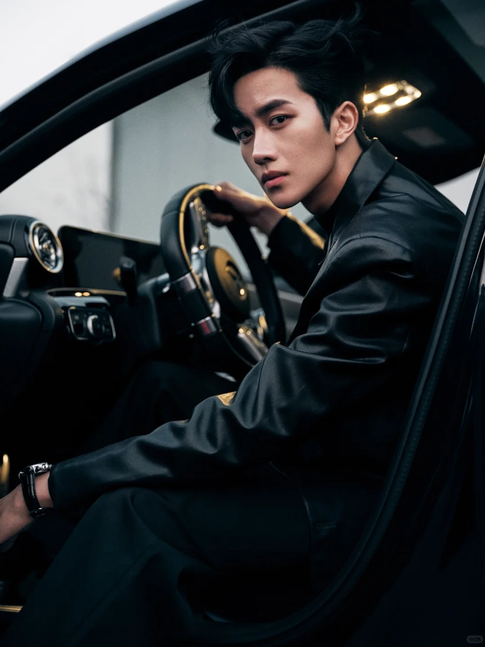 ảnh trai đẹp ngồi trên xe hơi