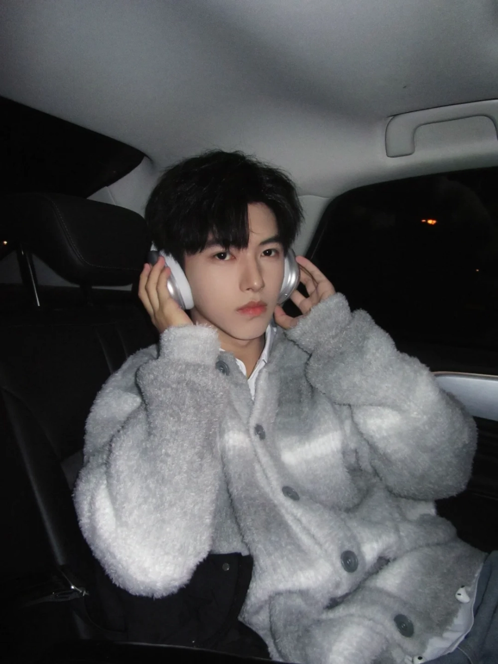 ảnh trai đẹp ngồi trên xe hơi