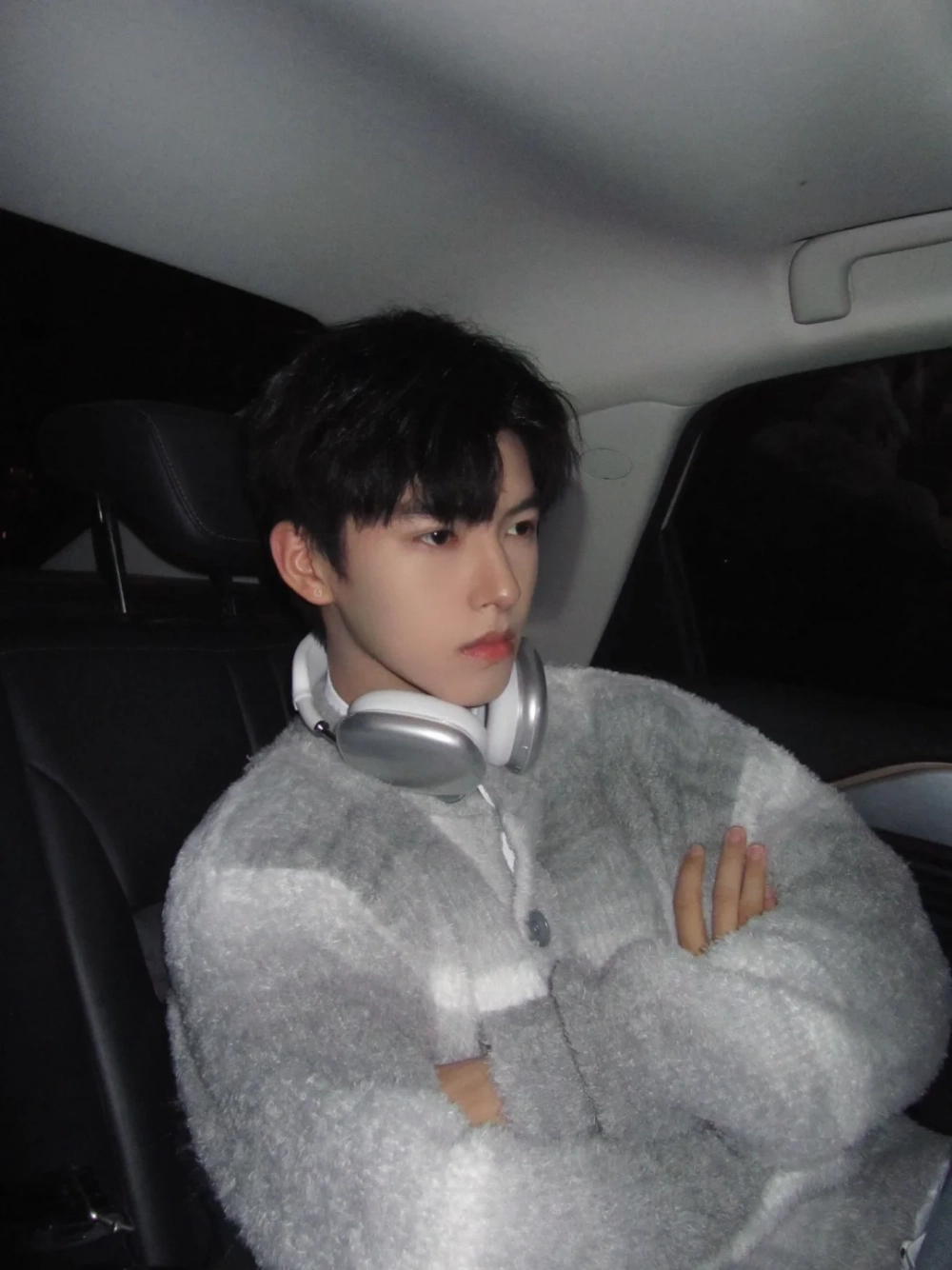 ảnh trai đẹp ngồi trên xe hơi