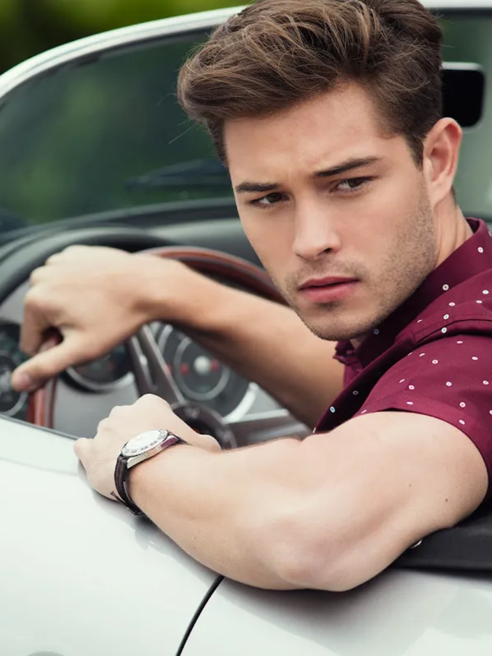 ảnh trai đẹp ngồi trên xe hơi