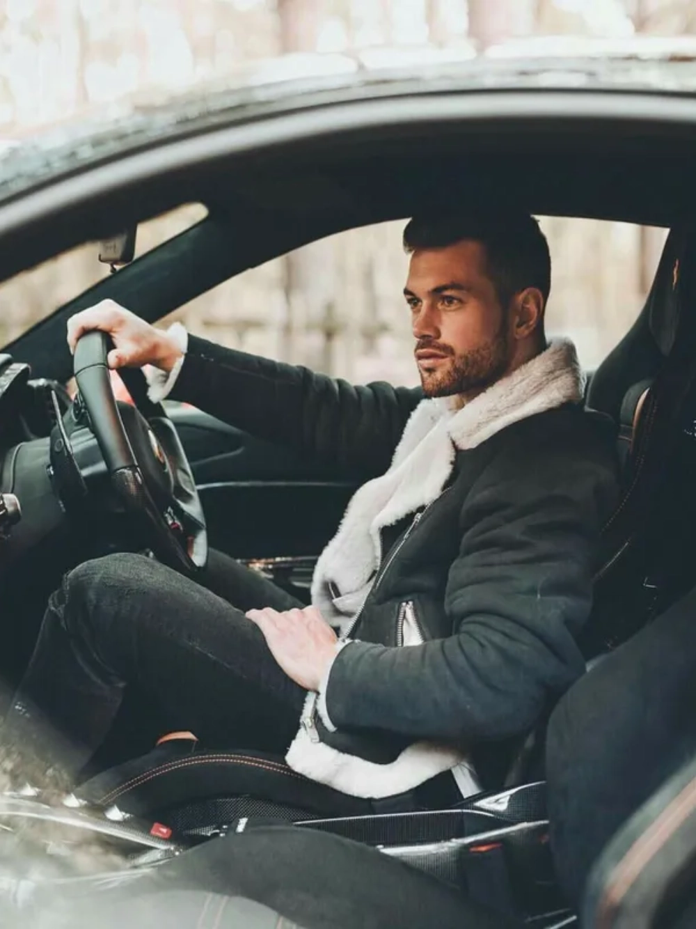ảnh trai đẹp ngồi trên xe hơi