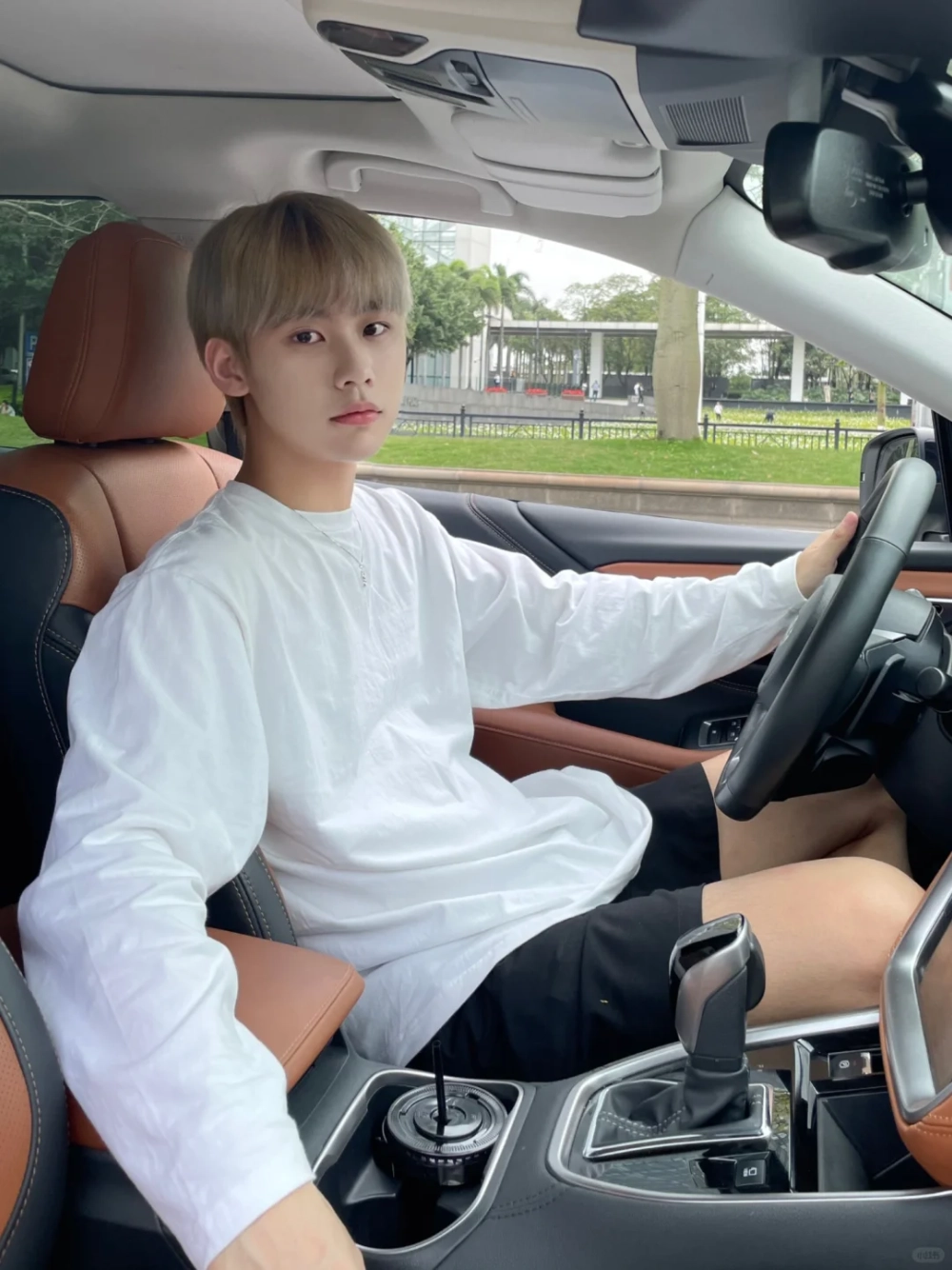 ảnh trai đẹp ngồi trên xe hơi