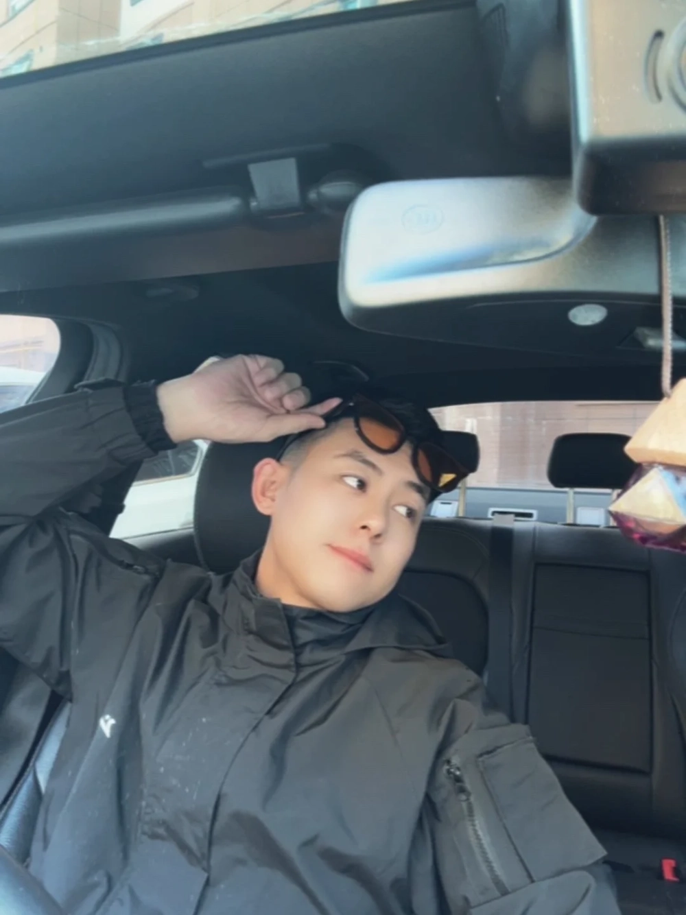 ảnh trai đẹp ngồi trên xe hơi