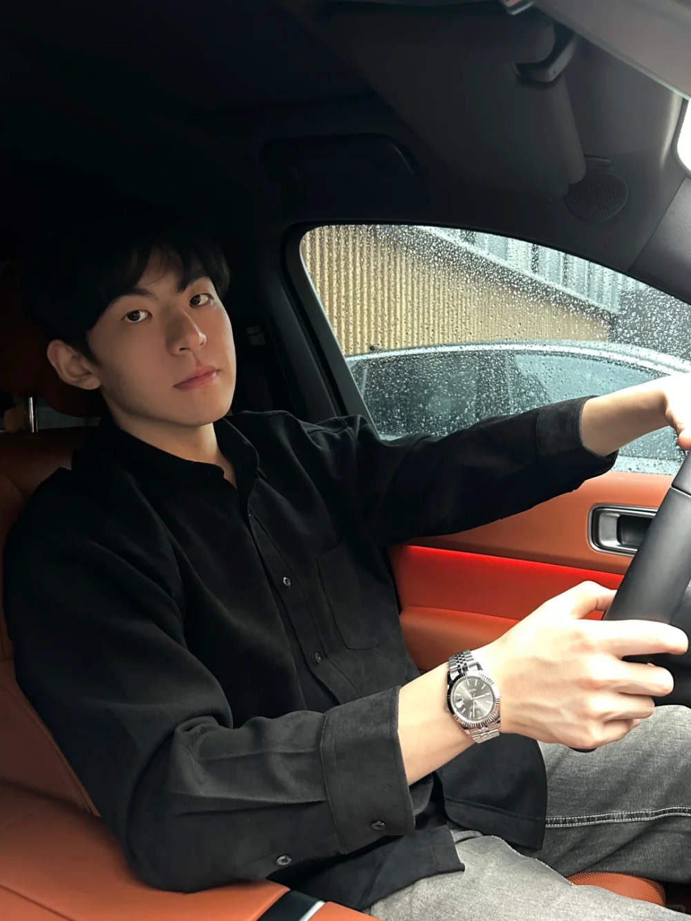 ảnh trai đẹp ngồi trên xe hơi