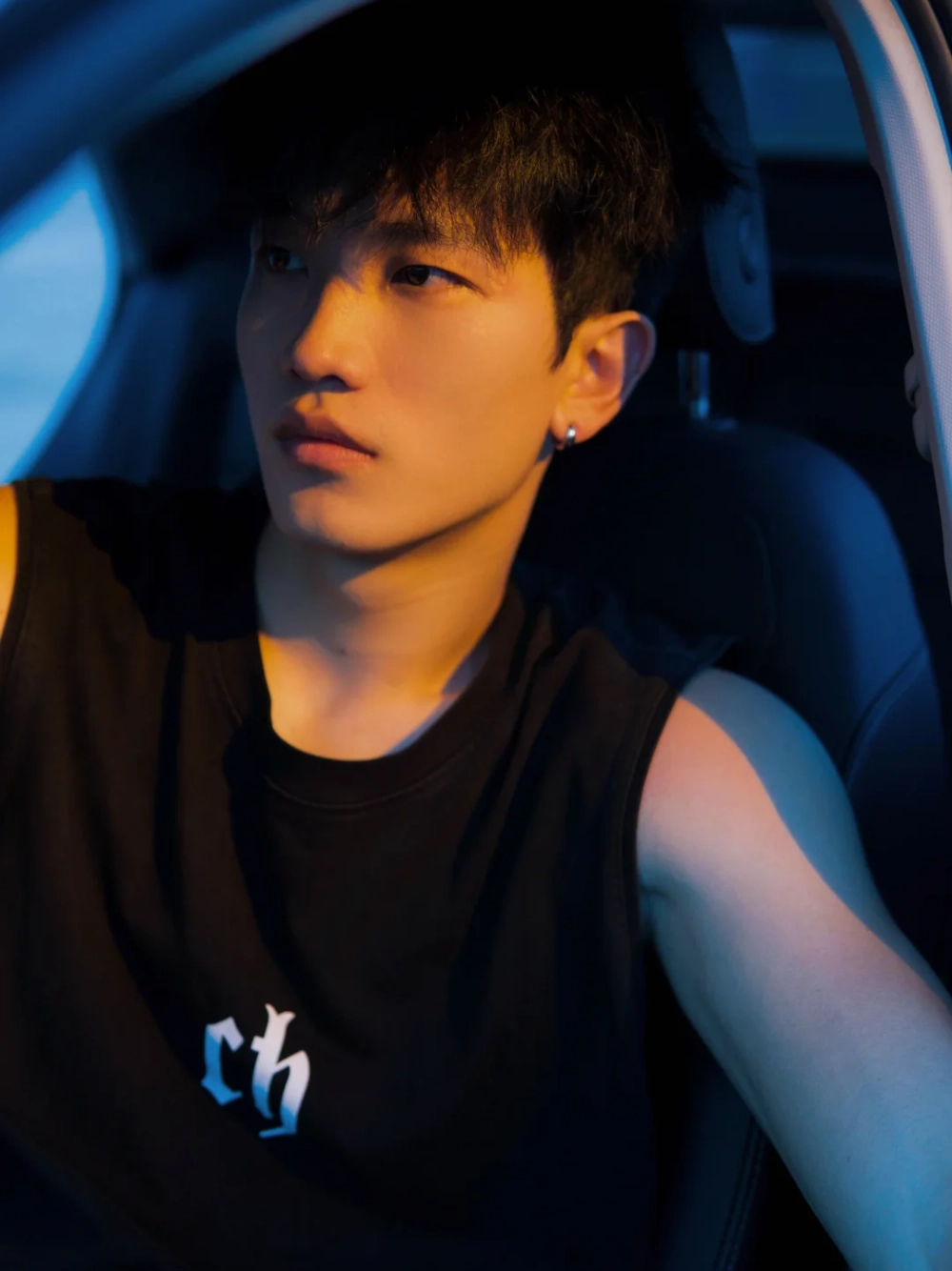 ảnh trai đẹp ngồi trên xe hơi