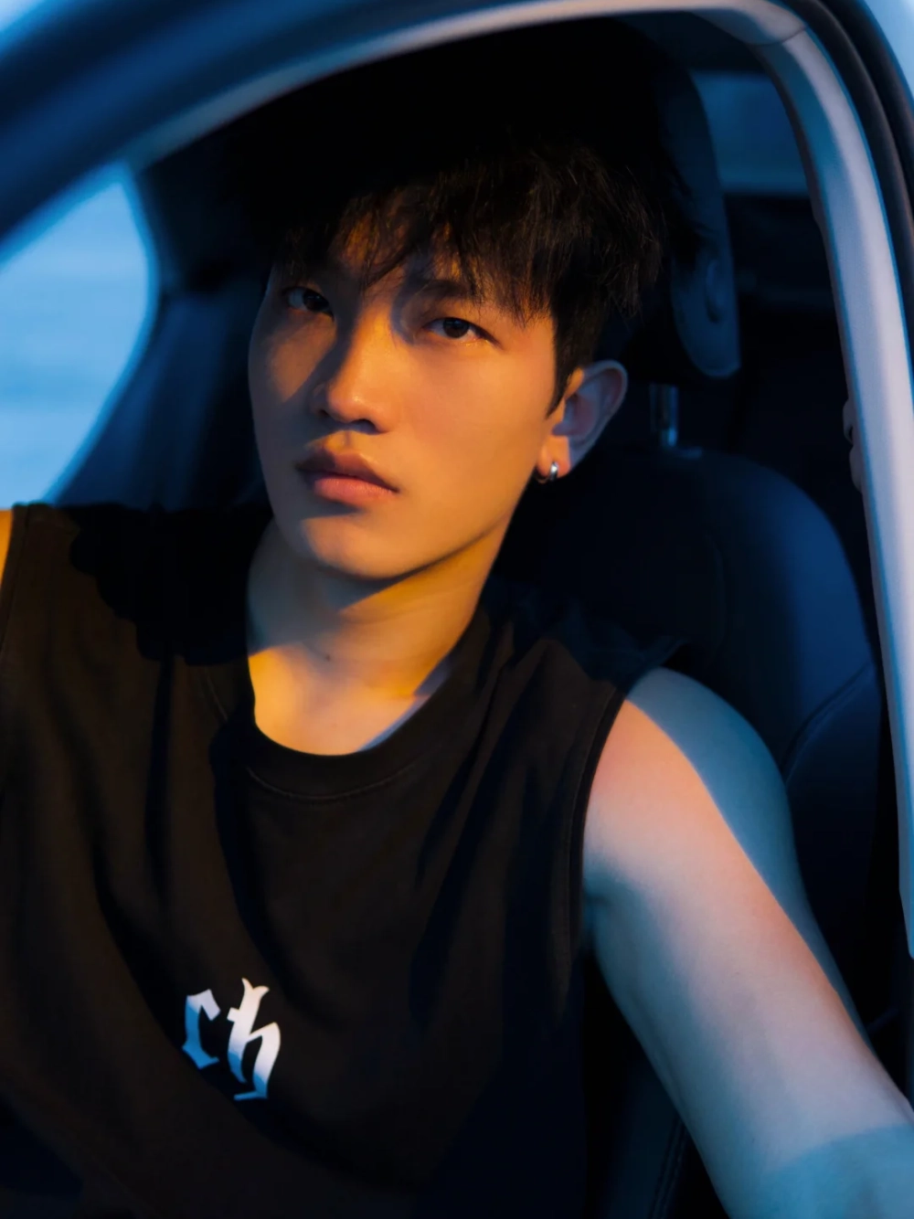 ảnh trai đẹp ngồi trên xe hơi