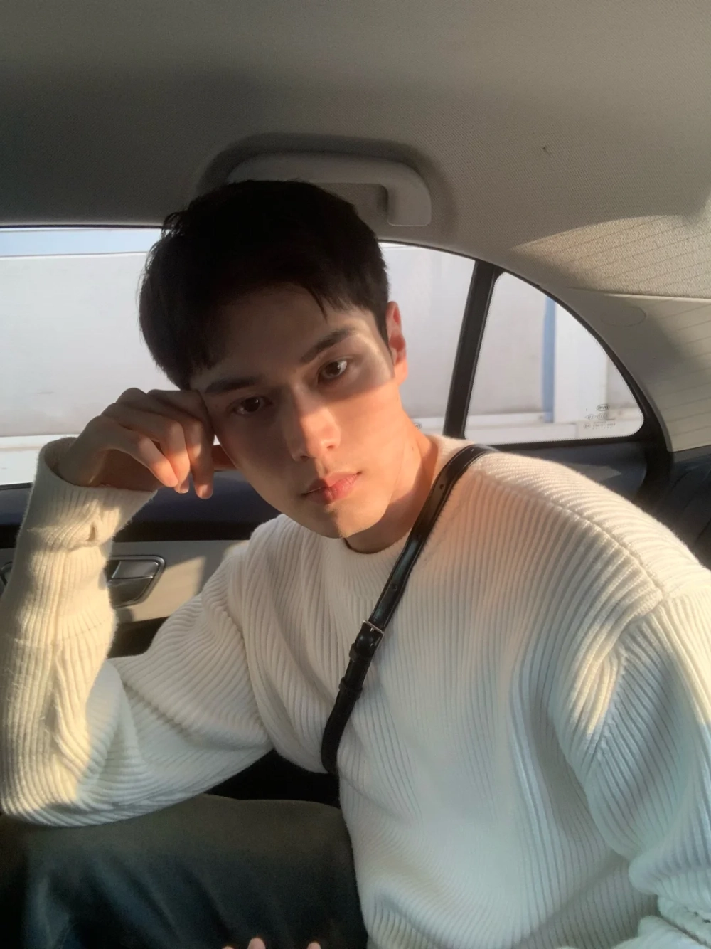 ảnh trai đẹp ngồi trên xe hơi