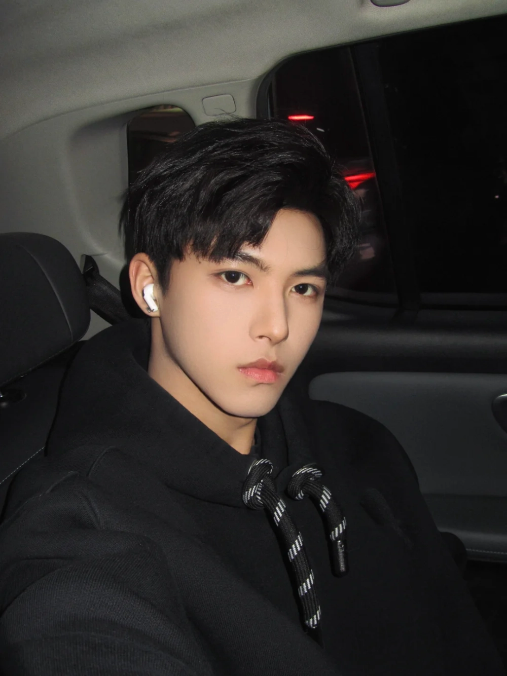 ảnh trai đẹp ngồi trên xe hơi