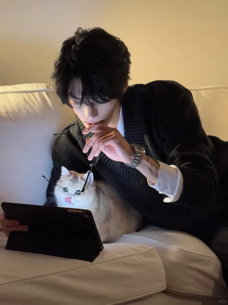 ảnh trai đẹp ôm mèo
